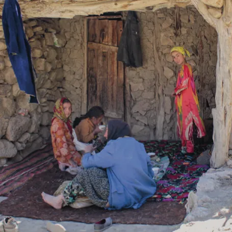 Une famille dans une maison de pierre