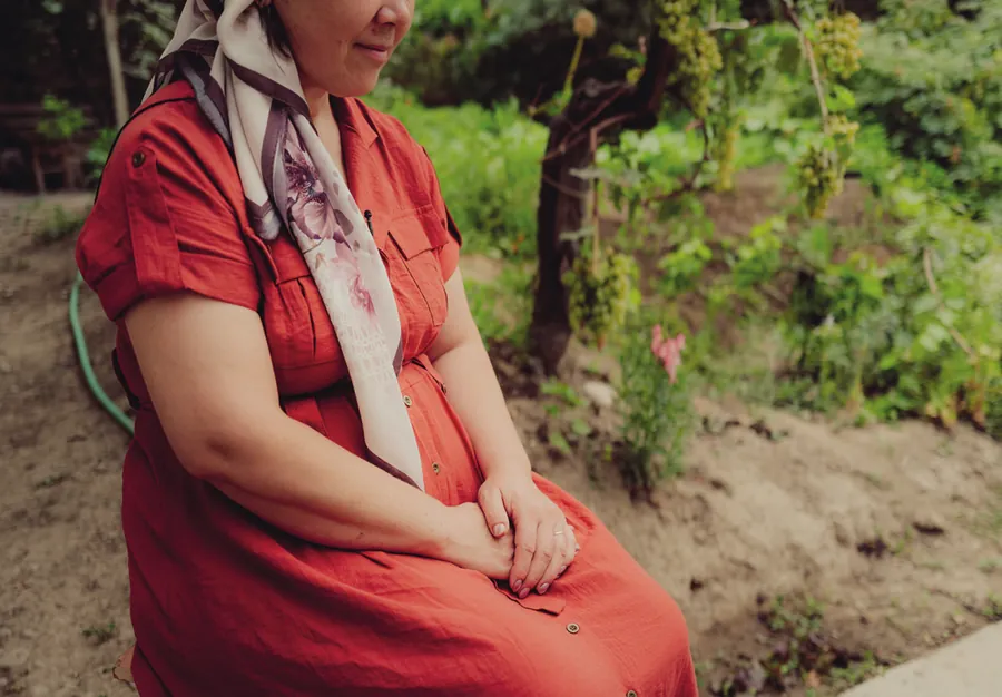 Portrait d’Albina, assise dans un jardin